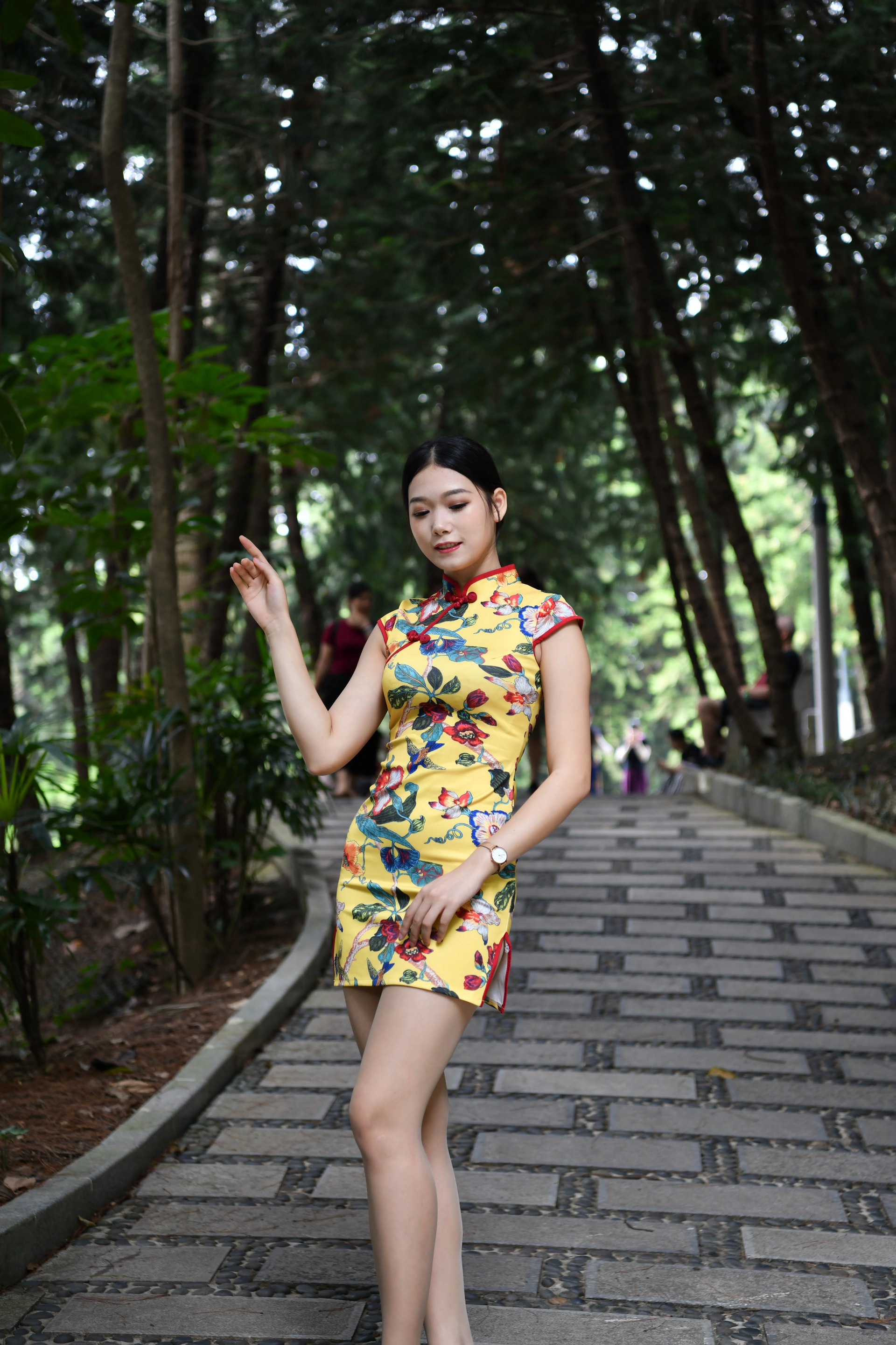 [魔镜街拍] 063 性感包臀肉丝旗袍小姐姐在凉亭乘凉 1