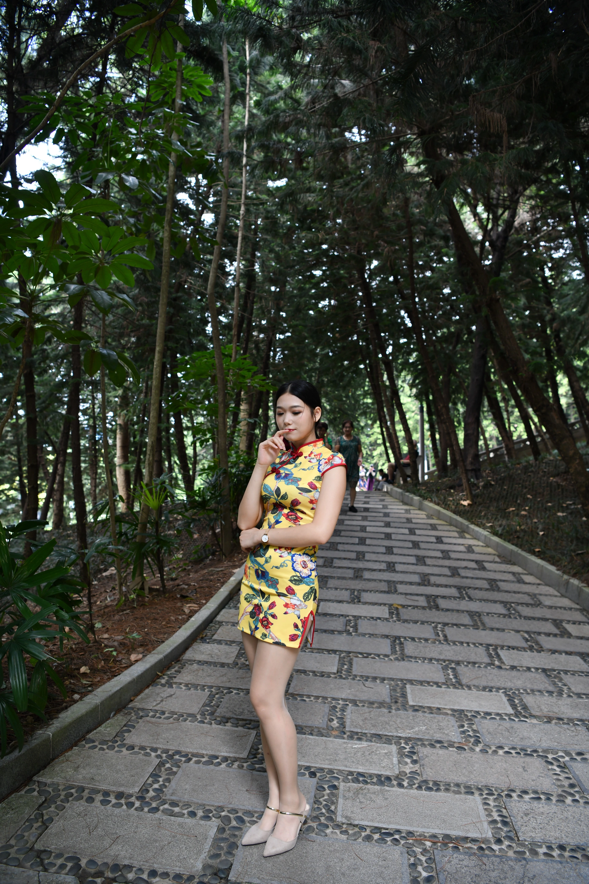 [魔镜街拍] 063 性感包臀肉丝旗袍小姐姐在凉亭乘凉 2